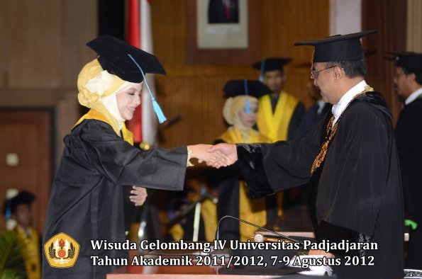 wisuda-unpad-gel-iv-2011_2012-fakultas-ilmu-budaya-oleh-rektor-035