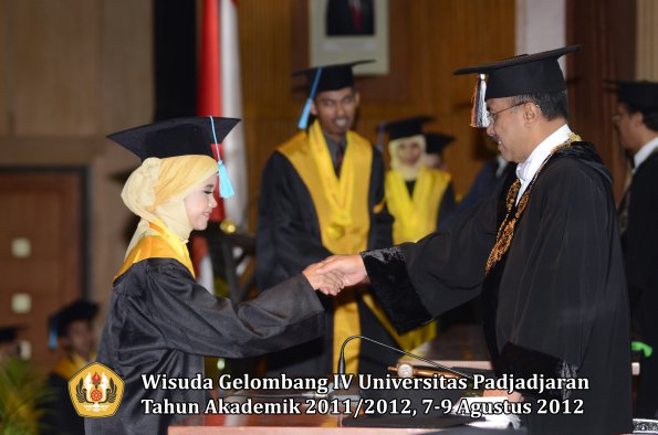 wisuda-unpad-gel-iv-2011_2012-fakultas-ilmu-budaya-oleh-rektor-036