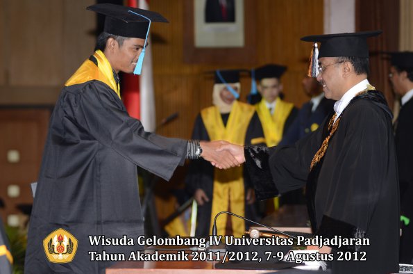 wisuda-unpad-gel-iv-2011_2012-fakultas-ilmu-budaya-oleh-rektor-037