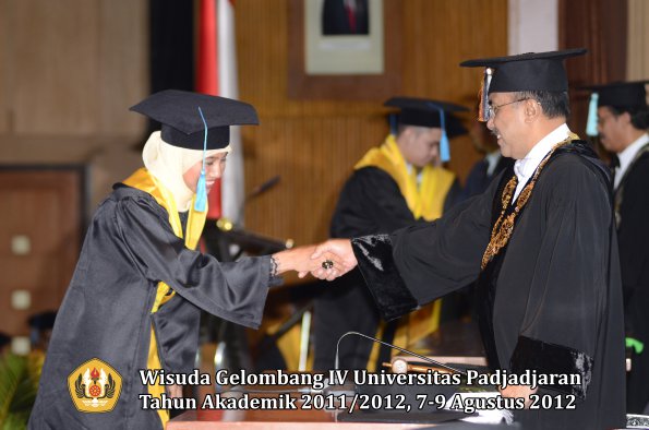 wisuda-unpad-gel-iv-2011_2012-fakultas-ilmu-budaya-oleh-rektor-038