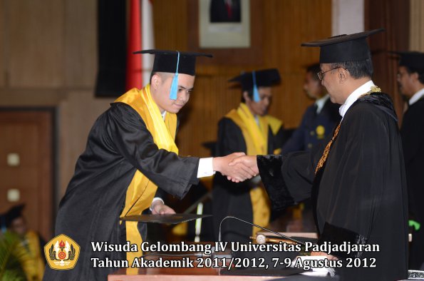 wisuda-unpad-gel-iv-2011_2012-fakultas-ilmu-budaya-oleh-rektor-039