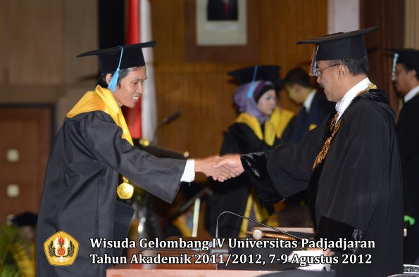 wisuda-unpad-gel-iv-2011_2012-fakultas-ilmu-budaya-oleh-rektor-040