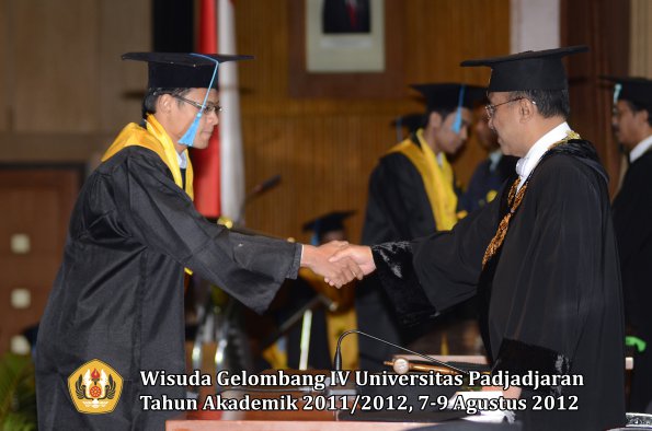 wisuda-unpad-gel-iv-2011_2012-fakultas-ilmu-budaya-oleh-rektor-043