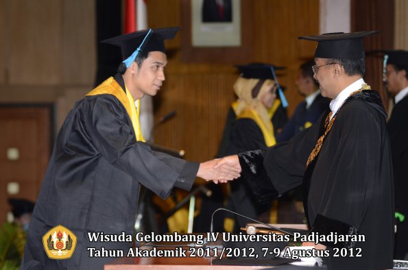 wisuda-unpad-gel-iv-2011_2012-fakultas-ilmu-budaya-oleh-rektor-044