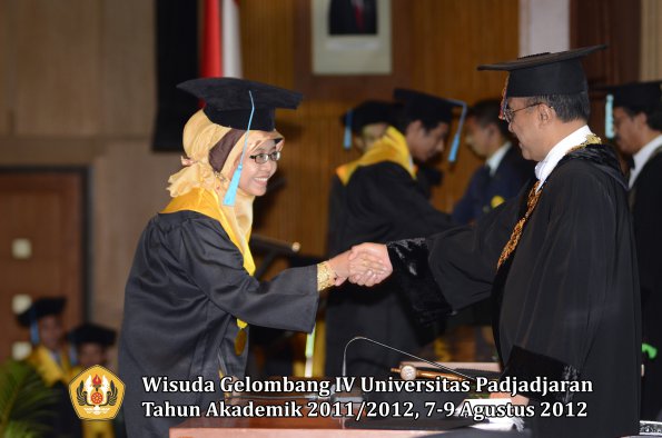 wisuda-unpad-gel-iv-2011_2012-fakultas-ilmu-budaya-oleh-rektor-045