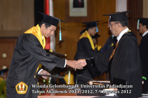 wisuda-unpad-gel-iv-2011_2012-fakultas-ilmu-budaya-oleh-rektor-046