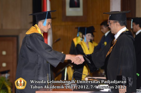 wisuda-unpad-gel-iv-2011_2012-fakultas-ilmu-budaya-oleh-rektor-047