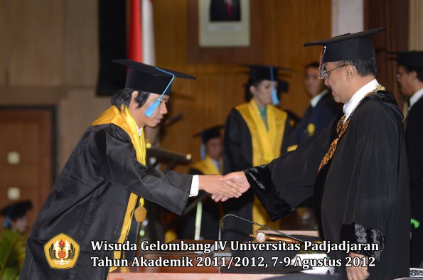 wisuda-unpad-gel-iv-2011_2012-fakultas-ilmu-budaya-oleh-rektor-049