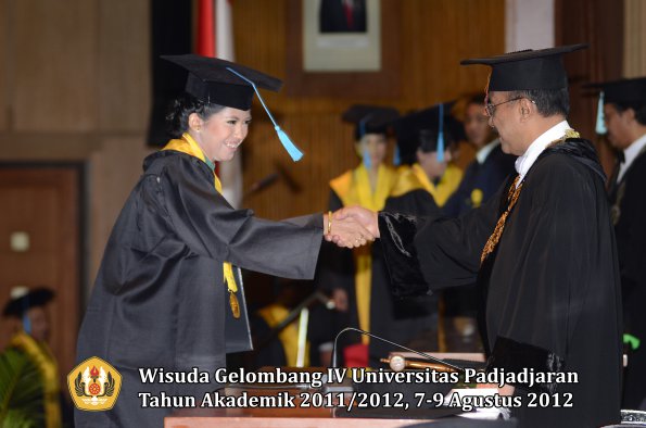 wisuda-unpad-gel-iv-2011_2012-fakultas-ilmu-budaya-oleh-rektor-050