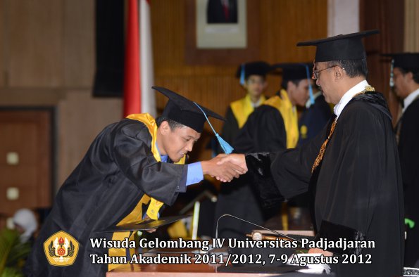 wisuda-unpad-gel-iv-2011_2012-fakultas-ilmu-budaya-oleh-rektor-053