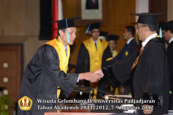 wisuda-unpad-gel-iv-2011_2012-fakultas-ilmu-budaya-oleh-rektor-054