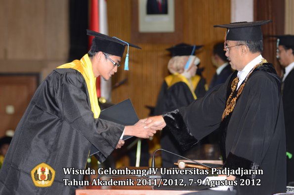 wisuda-unpad-gel-iv-2011_2012-fakultas-ilmu-budaya-oleh-rektor-055