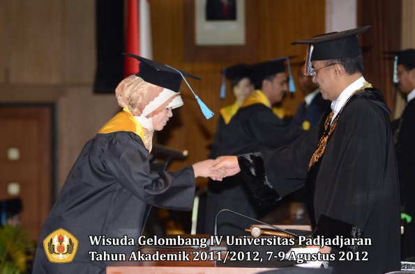 wisuda-unpad-gel-iv-2011_2012-fakultas-ilmu-budaya-oleh-rektor-056