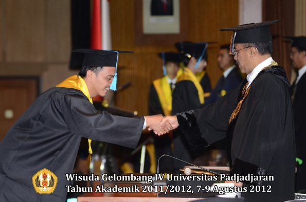 wisuda-unpad-gel-iv-2011_2012-fakultas-ilmu-budaya-oleh-rektor-057