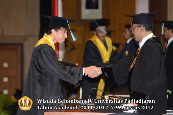 wisuda-unpad-gel-iv-2011_2012-fakultas-ilmu-budaya-oleh-rektor-059