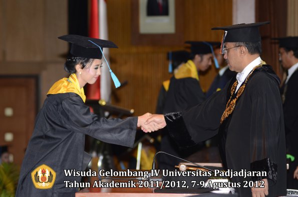 wisuda-unpad-gel-iv-2011_2012-fakultas-ilmu-budaya-oleh-rektor-063