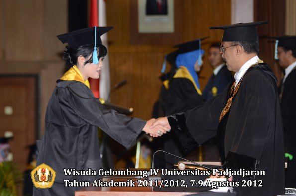 wisuda-unpad-gel-iv-2011_2012-fakultas-ilmu-budaya-oleh-rektor-065