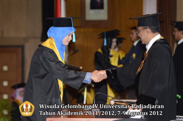 wisuda-unpad-gel-iv-2011_2012-fakultas-ilmu-budaya-oleh-rektor-066