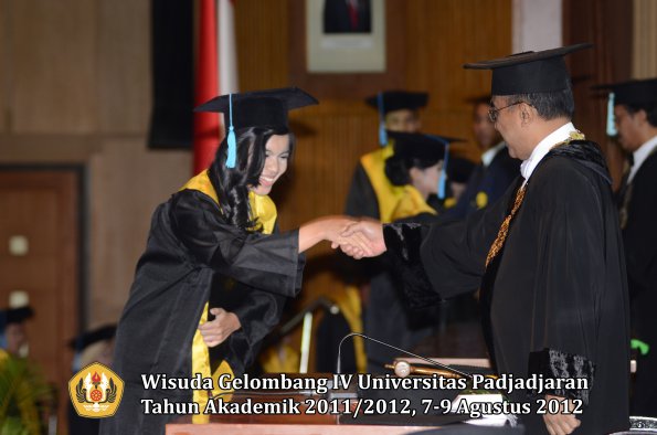 wisuda-unpad-gel-iv-2011_2012-fakultas-ilmu-budaya-oleh-rektor-067