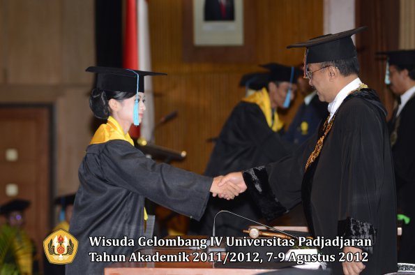 wisuda-unpad-gel-iv-2011_2012-fakultas-ilmu-budaya-oleh-rektor-068