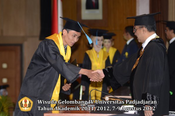 wisuda-unpad-gel-iv-2011_2012-fakultas-ilmu-budaya-oleh-rektor-069