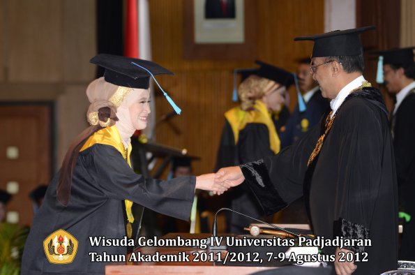 wisuda-unpad-gel-iv-2011_2012-fakultas-ilmu-budaya-oleh-rektor-070