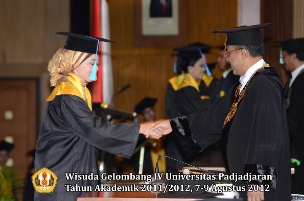 wisuda-unpad-gel-iv-2011_2012-fakultas-ilmu-budaya-oleh-rektor-071