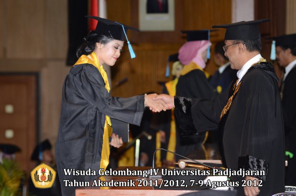 wisuda-unpad-gel-iv-2011_2012-fakultas-ilmu-budaya-oleh-rektor-073