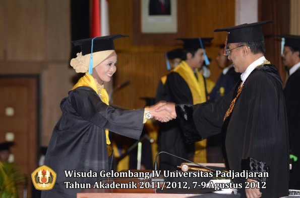 wisuda-unpad-gel-iv-2011_2012-fakultas-ilmu-budaya-oleh-rektor-075