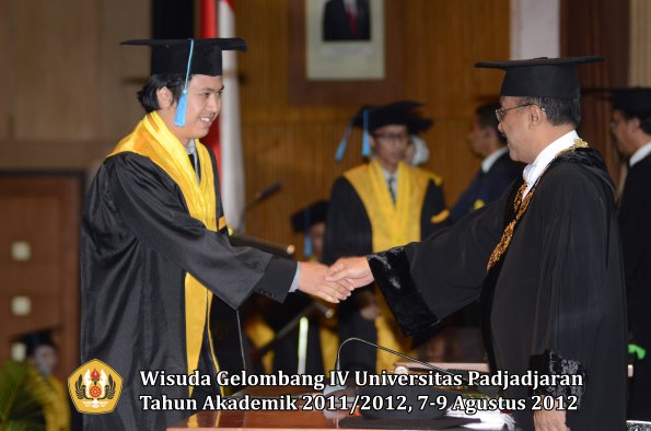 wisuda-unpad-gel-iv-2011_2012-fakultas-ilmu-budaya-oleh-rektor-076