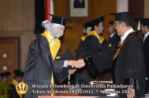 wisuda-unpad-gel-iv-2011_2012-fakultas-ilmu-budaya-oleh-rektor-078