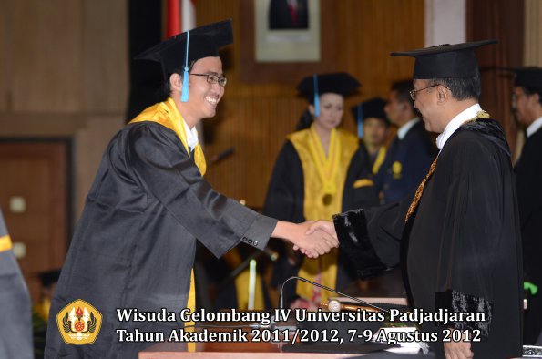 wisuda-unpad-gel-iv-2011_2012-fakultas-ilmu-budaya-oleh-rektor-079