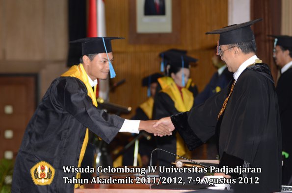 wisuda-unpad-gel-iv-2011_2012-fakultas-ilmu-budaya-oleh-rektor-101