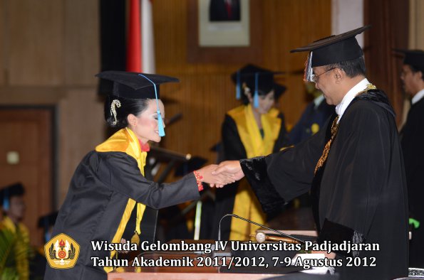 wisuda-unpad-gel-iv-2011_2012-fakultas-ilmu-budaya-oleh-rektor-102