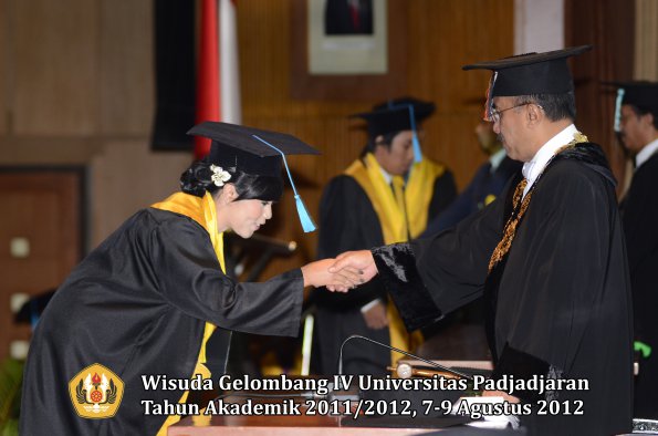 wisuda-unpad-gel-iv-2011_2012-fakultas-ilmu-budaya-oleh-rektor-103