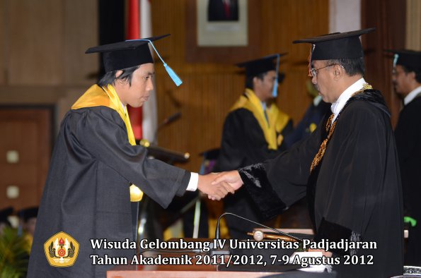 wisuda-unpad-gel-iv-2011_2012-fakultas-ilmu-budaya-oleh-rektor-104