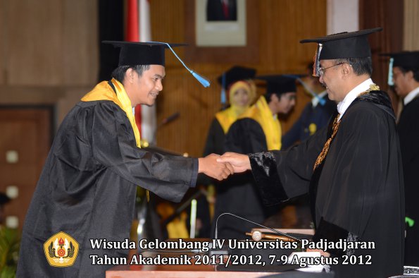 wisuda-unpad-gel-iv-2011_2012-fakultas-ilmu-budaya-oleh-rektor-105