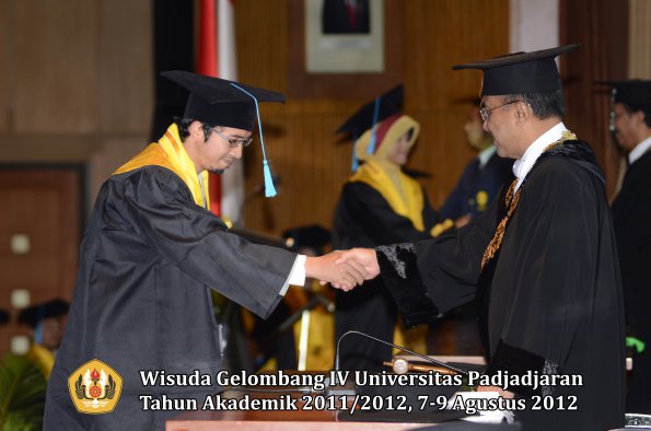 wisuda-unpad-gel-iv-2011_2012-fakultas-ilmu-budaya-oleh-rektor-106