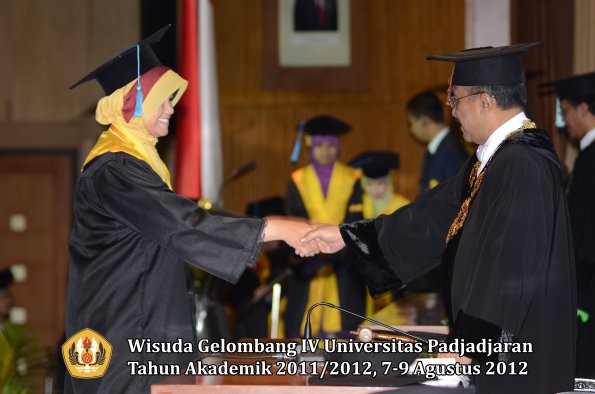 wisuda-unpad-gel-iv-2011_2012-fakultas-ilmu-budaya-oleh-rektor-107