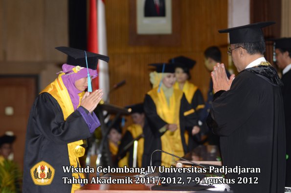 wisuda-unpad-gel-iv-2011_2012-fakultas-ilmu-budaya-oleh-rektor-108