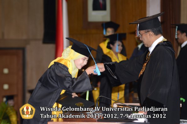 wisuda-unpad-gel-iv-2011_2012-fakultas-ilmu-budaya-oleh-rektor-109