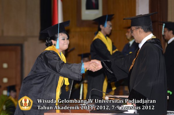 wisuda-unpad-gel-iv-2011_2012-fakultas-ilmu-budaya-oleh-rektor-110