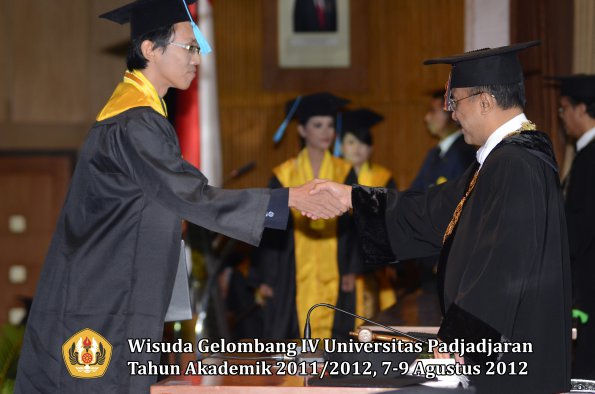 wisuda-unpad-gel-iv-2011_2012-fakultas-ilmu-budaya-oleh-rektor-111