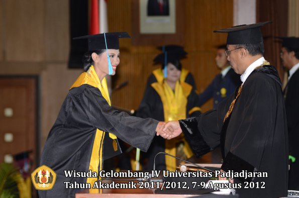 wisuda-unpad-gel-iv-2011_2012-fakultas-ilmu-budaya-oleh-rektor-112