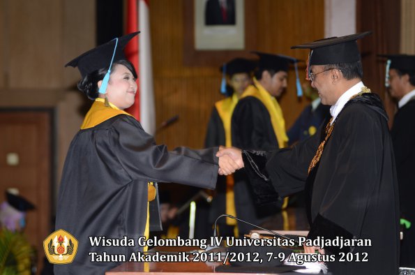 wisuda-unpad-gel-iv-2011_2012-fakultas-ilmu-budaya-oleh-rektor-113