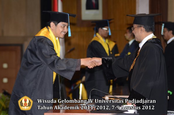 wisuda-unpad-gel-iv-2011_2012-fakultas-ilmu-budaya-oleh-rektor-114