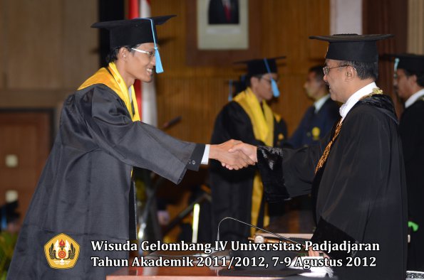 wisuda-unpad-gel-iv-2011_2012-fakultas-ilmu-budaya-oleh-rektor-115