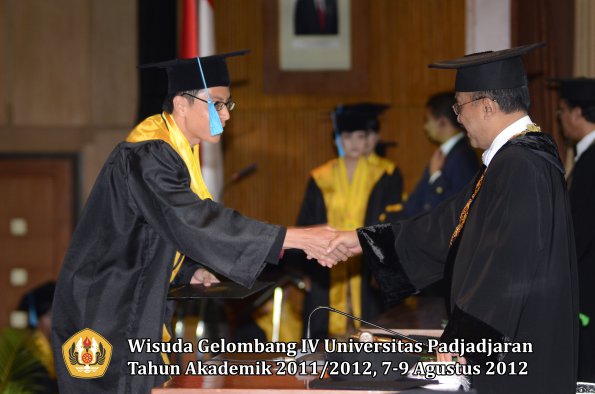 wisuda-unpad-gel-iv-2011_2012-fakultas-ilmu-budaya-oleh-rektor-116