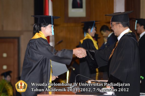 wisuda-unpad-gel-iv-2011_2012-fakultas-ilmu-budaya-oleh-rektor-117