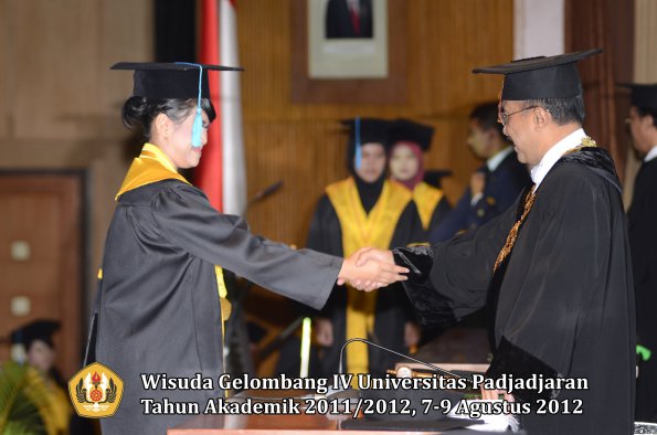 wisuda-unpad-gel-iv-2011_2012-fakultas-ilmu-budaya-oleh-rektor-118